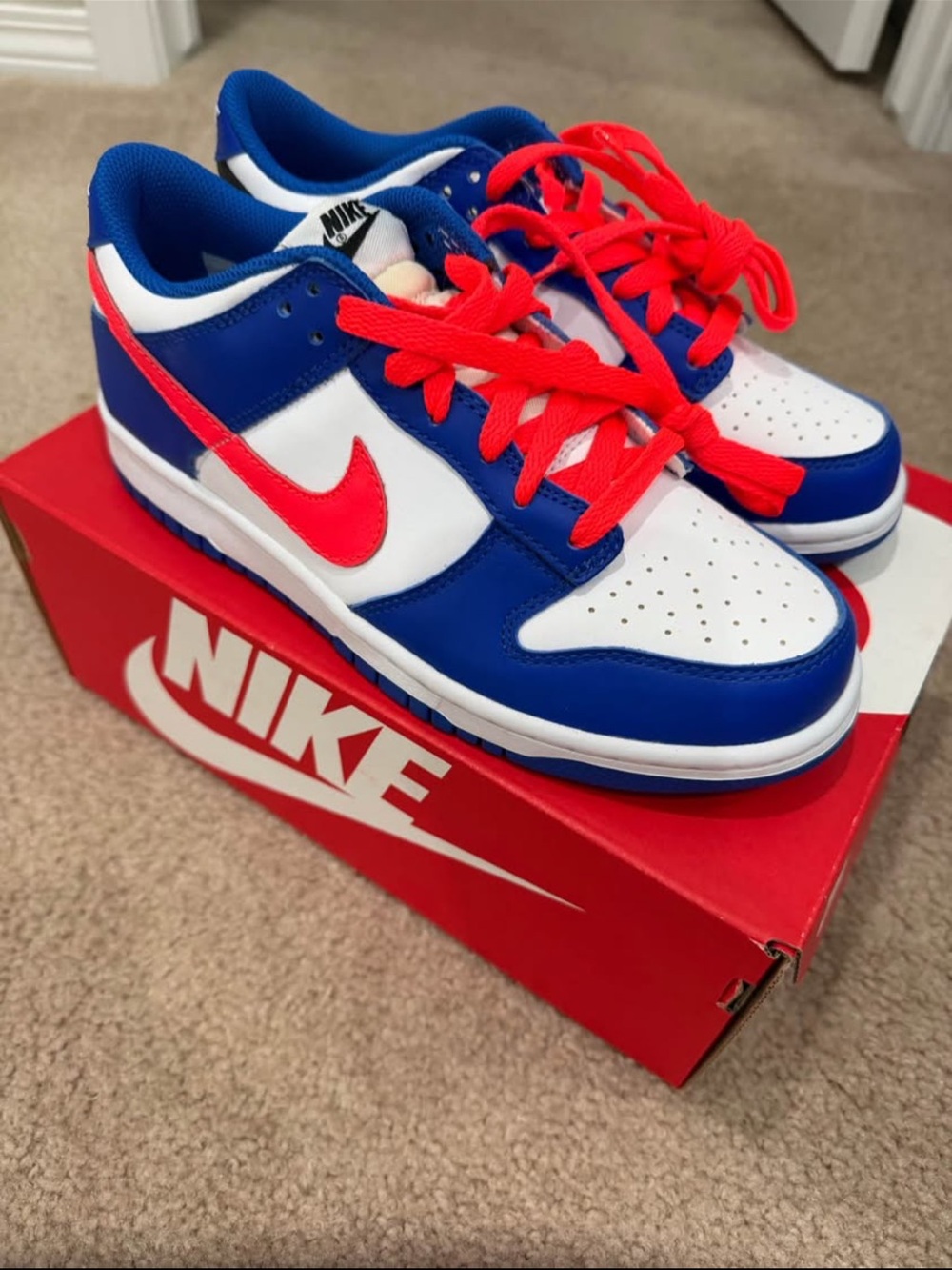 Nike Kids Low-Top Sneakers in White/Blue with neon Accents